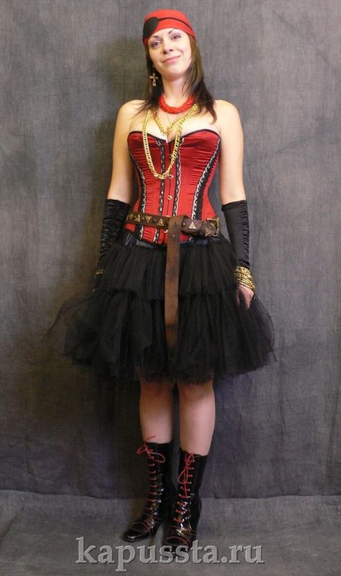 Пиратский женский костюм в красном корсете